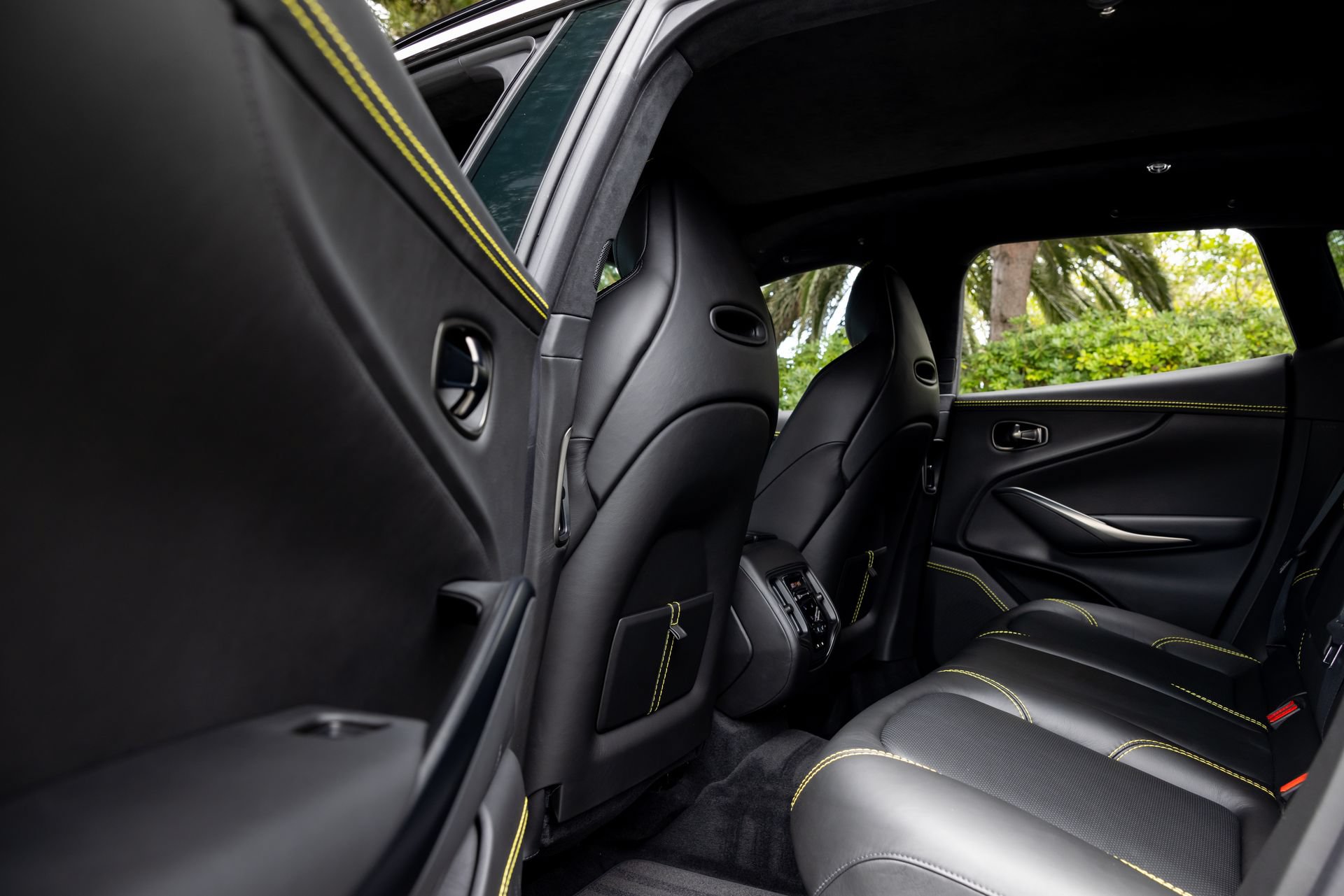 Used 2021 Aston Martin DBX AWD/4WD image 14