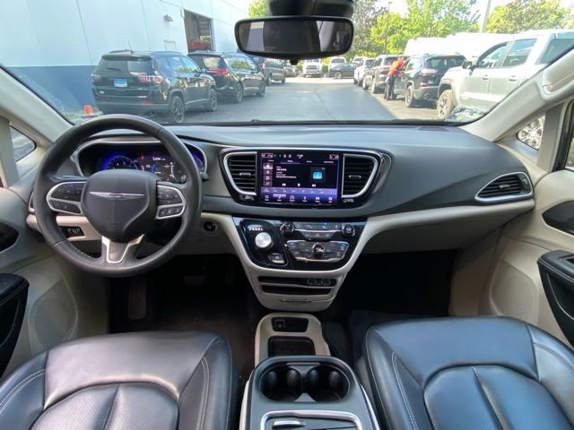 Used 2023 Chrysler Pacifica Touring-L FWD image 17