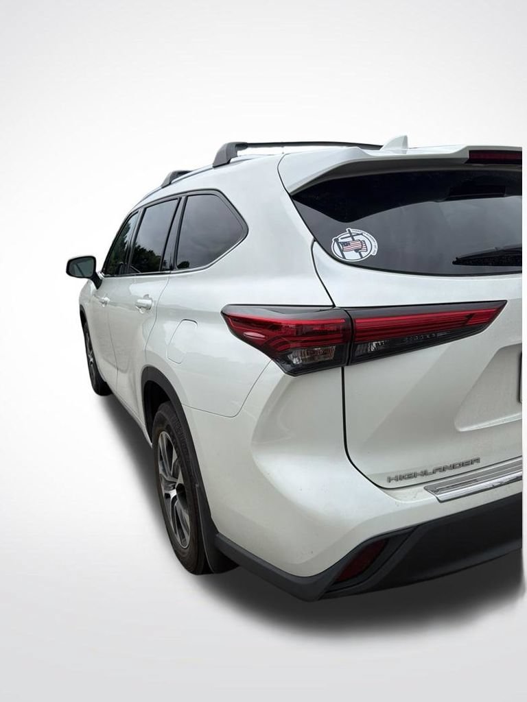 Used 2021 Toyota Highlander XLE AWD/4WD image 10