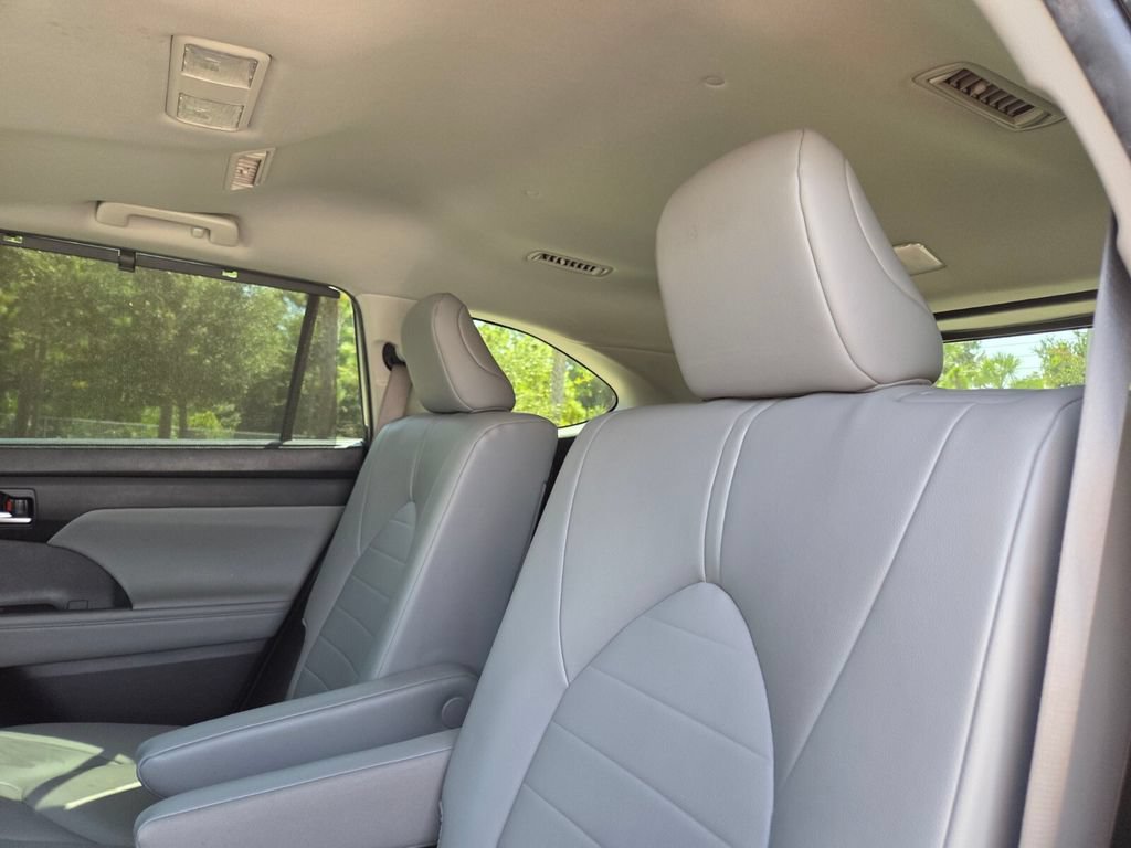 Used 2024 Toyota Highlander XLE FWD image 23