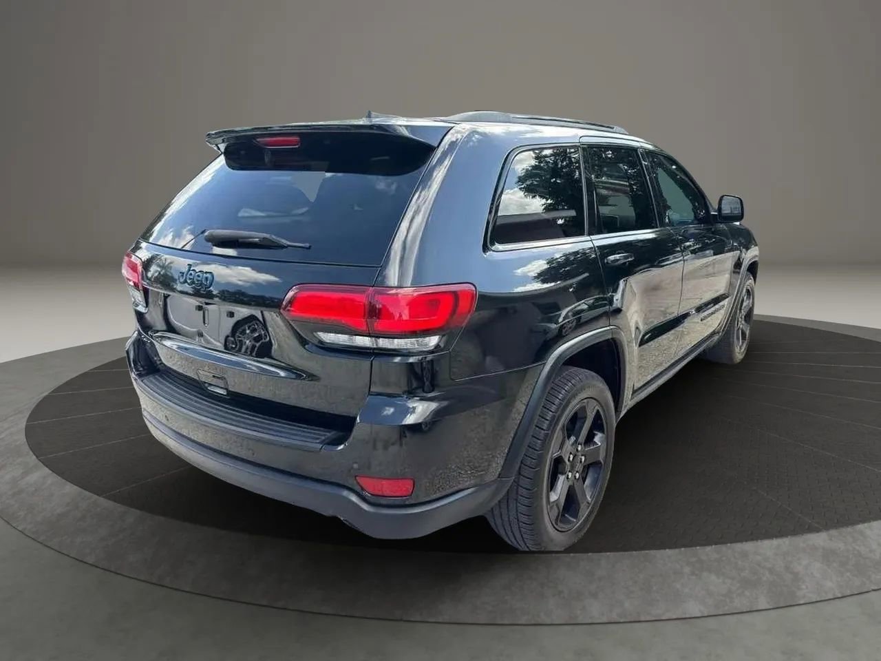 Used 2019 Jeep Grand Cherokee Laredo AWD/4WD image 5