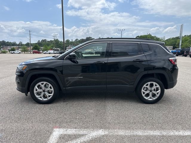 Used 2025 Jeep Compass Latitude AWD/4WD image 4