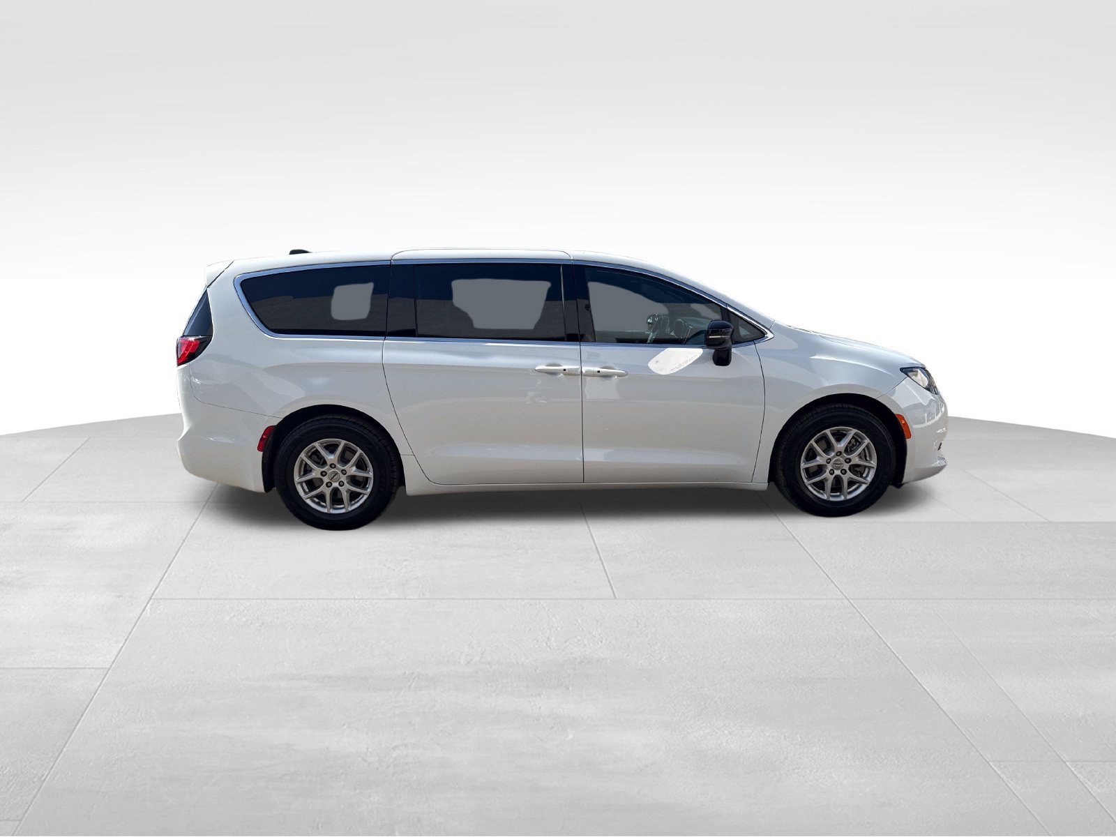 Used 2025 Chrysler Voyager LX FWD image 6