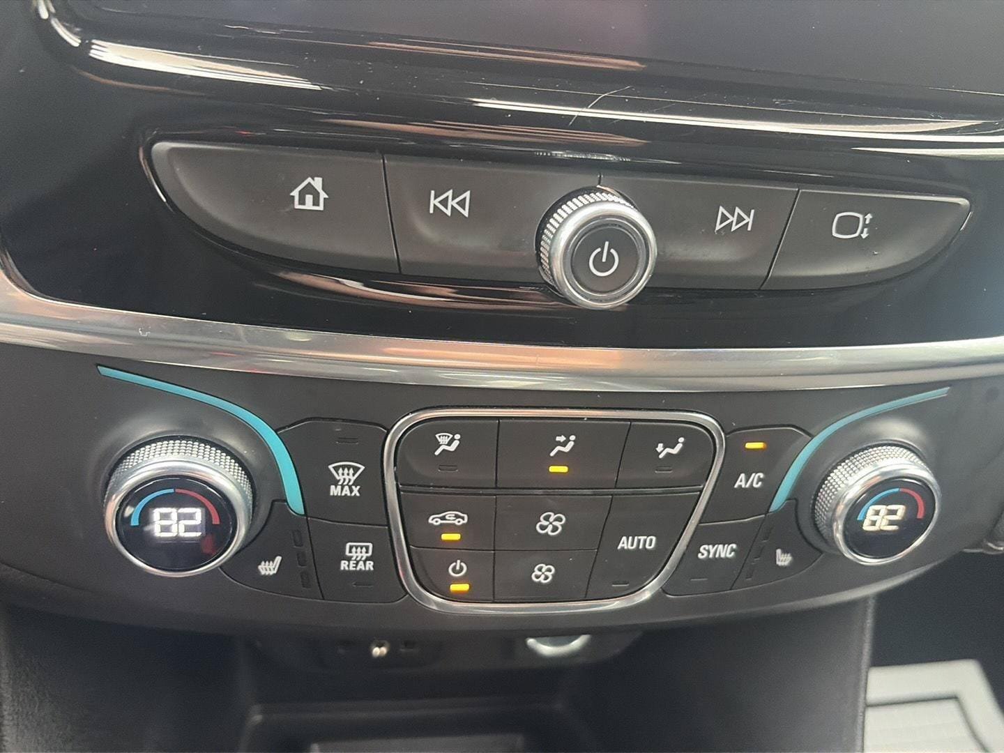 Used 2023 Chevrolet Traverse LT AWD/4WD image 21