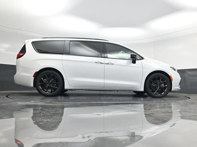 Used 2025 Chrysler Pacifica Limited image 48