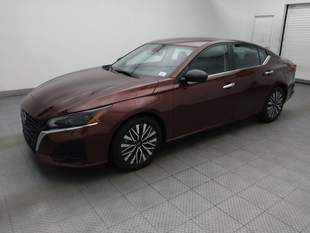 Used 2024 Nissan Altima 2.5 SV FWD image 2