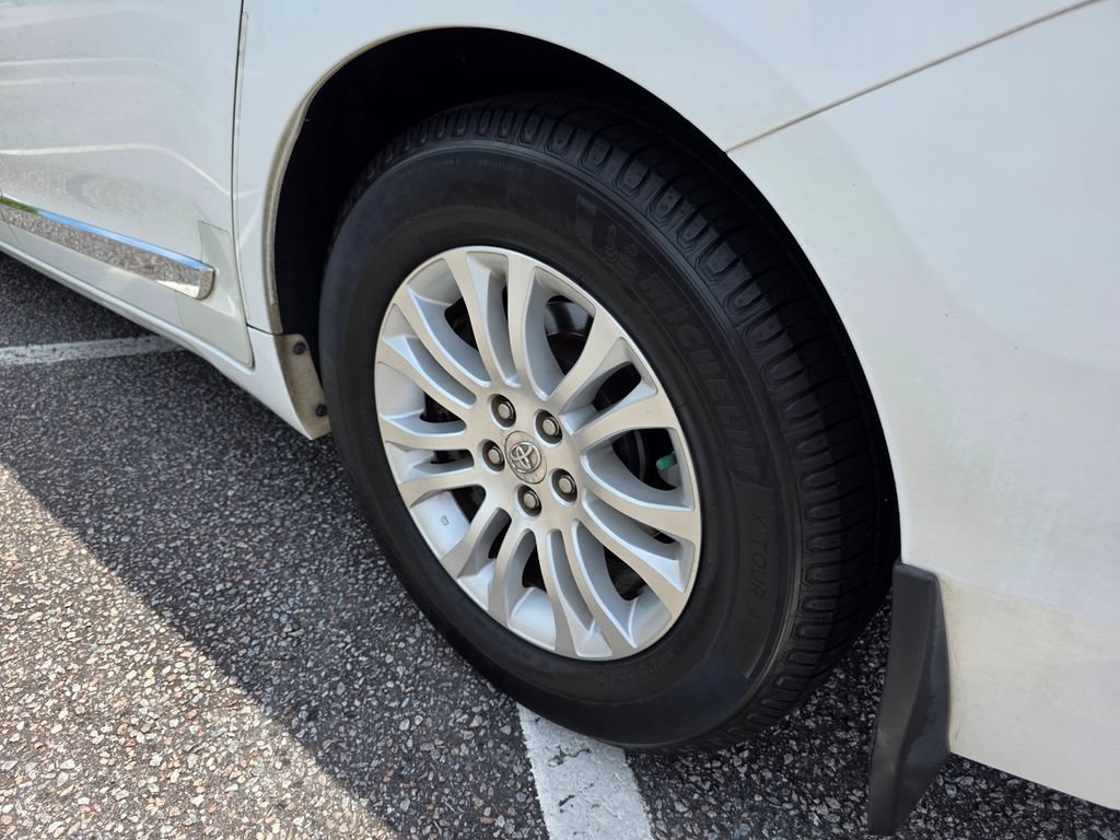 Used 2011 Toyota Sienna XLE FWD image 31