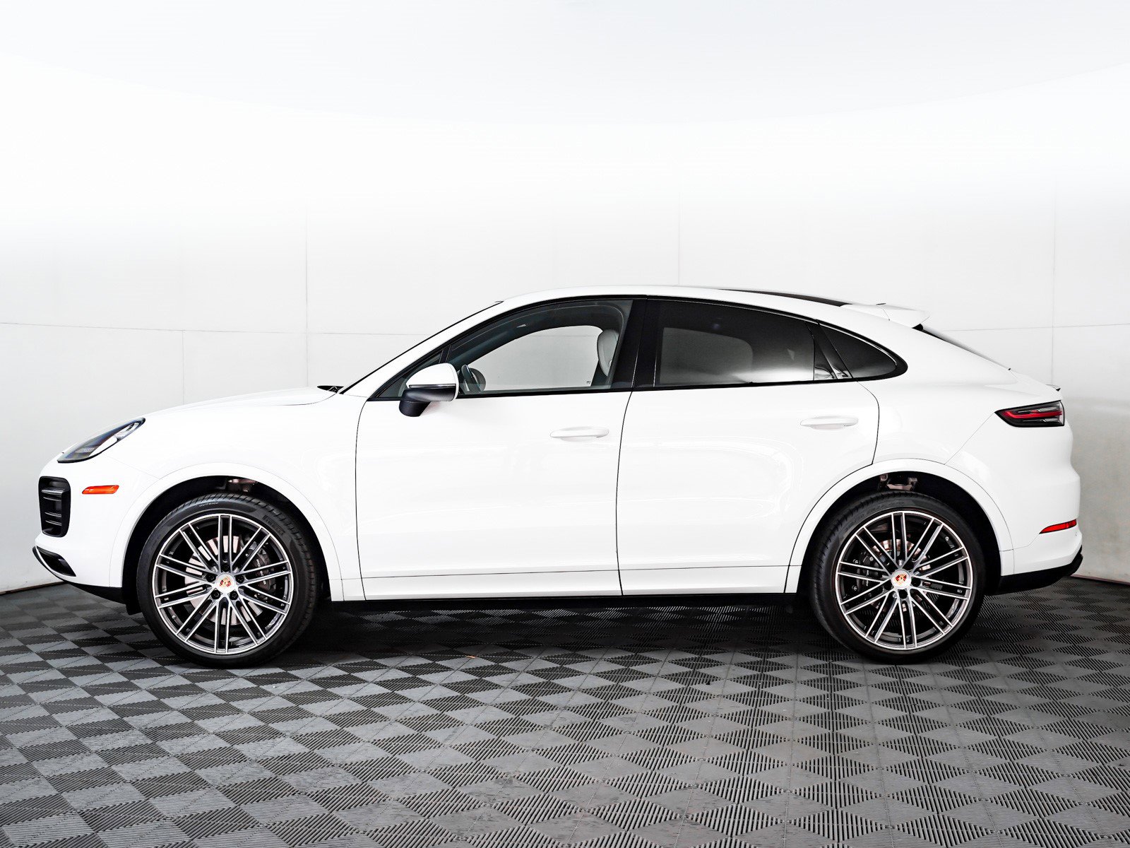 Used 2023 Porsche Cayenne Platinum Edition image 2