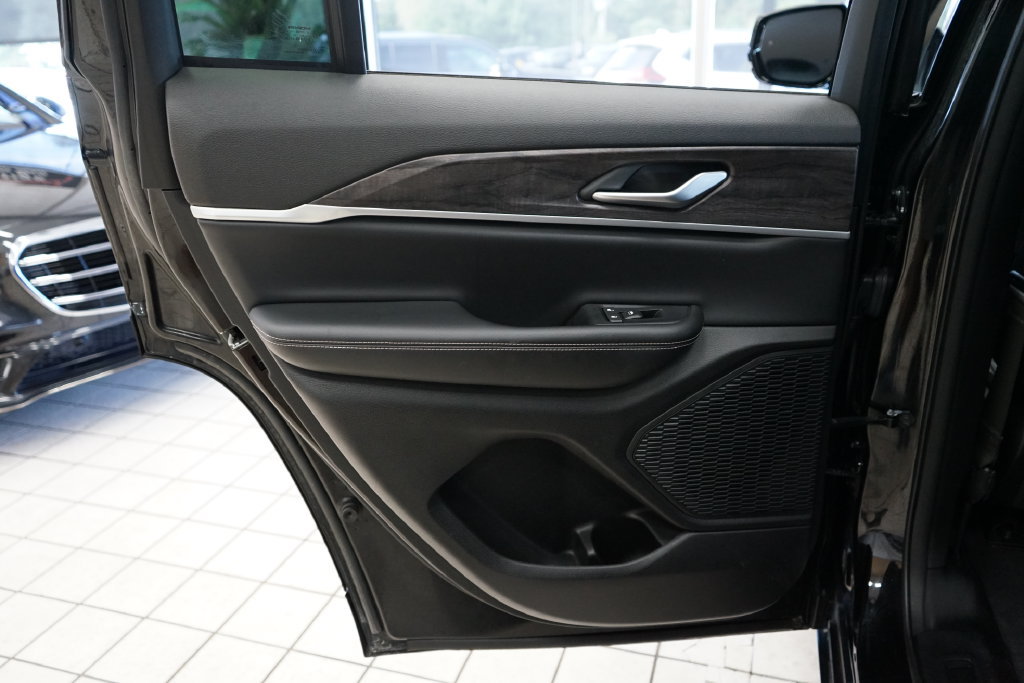 Used 2023 Jeep Grand Cherokee Limited AWD/4WD image 47