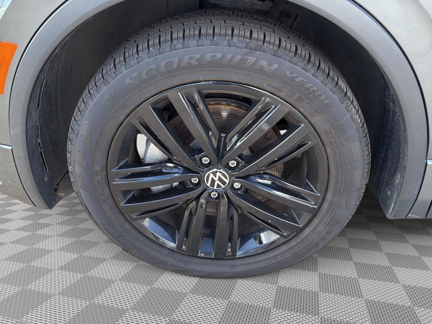 Used 2022 Volkswagen Tiguan SE R-Line image 9