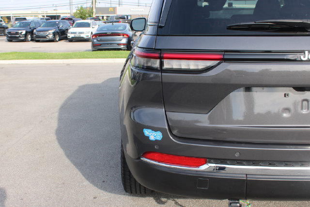 Used 2024 Jeep Grand Cherokee Laredo RWD image 42