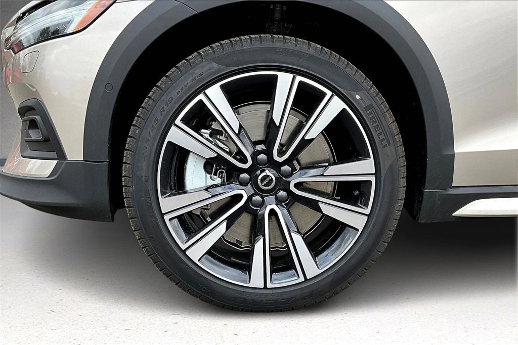 New 2026 Volvo V60 B5 Cross Country Ultra w/ Climate Package image 13