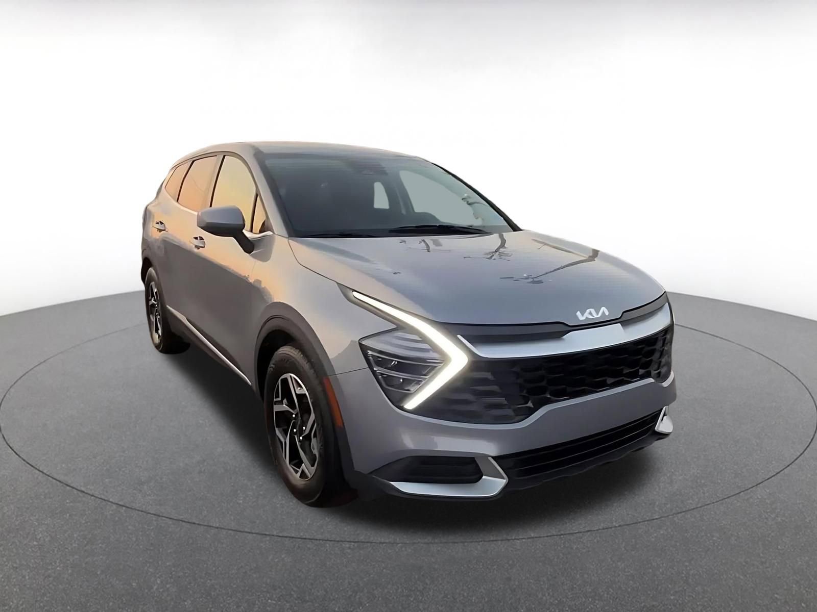 Used 2025 Kia Sportage LX image 3