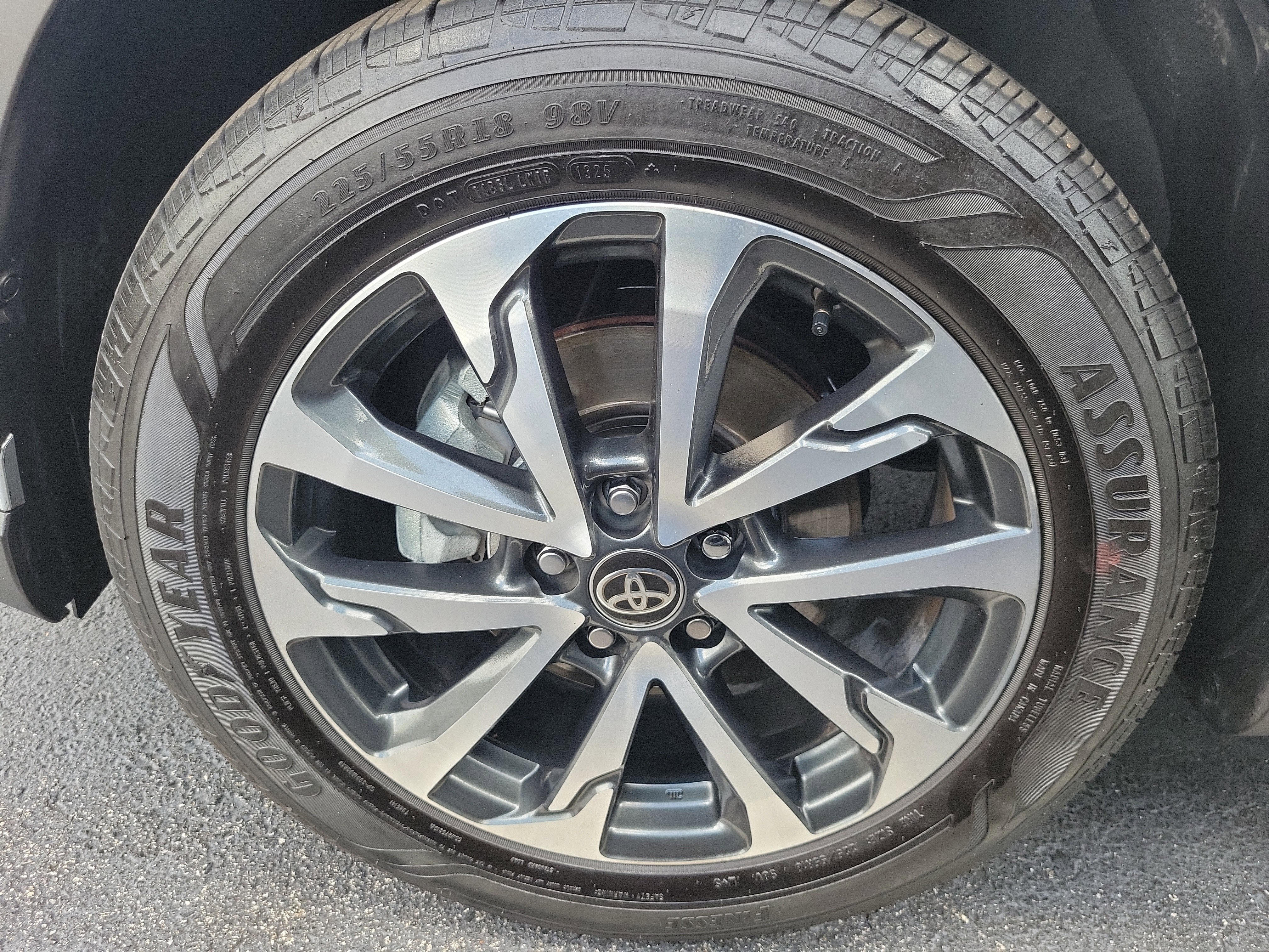 Used 2025 Toyota Corolla Cross XLE w/ Convenience Package image 30