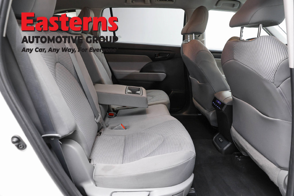 Used 2020 Toyota Highlander LE FWD image 25