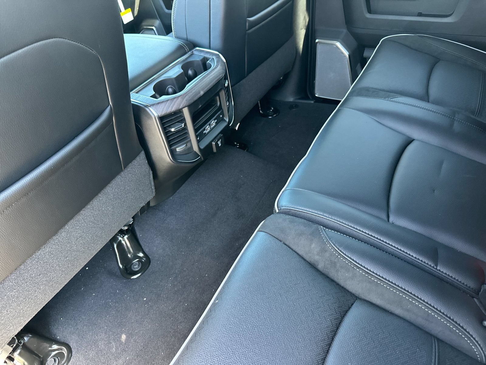 New 2026 RAM 2500 Laramie AWD/4WD image 12