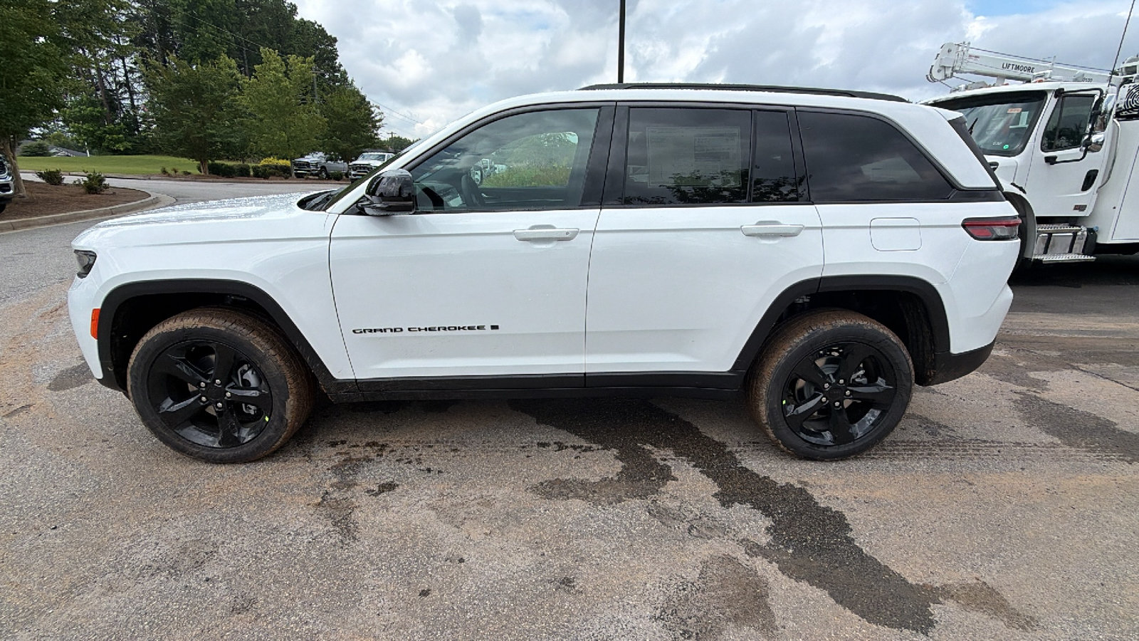New 2026 Jeep Grand Cherokee Limited w/ Limited Altitude Package AWD/4WD image 11