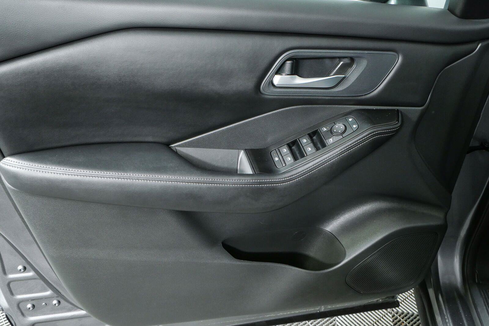 Used 2024 Nissan Rogue SV AWD/4WD image 6