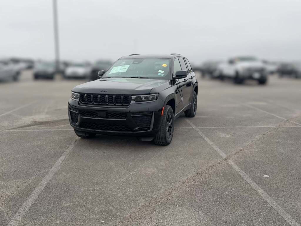 New 2026 Jeep Grand Cherokee Altitude image 3