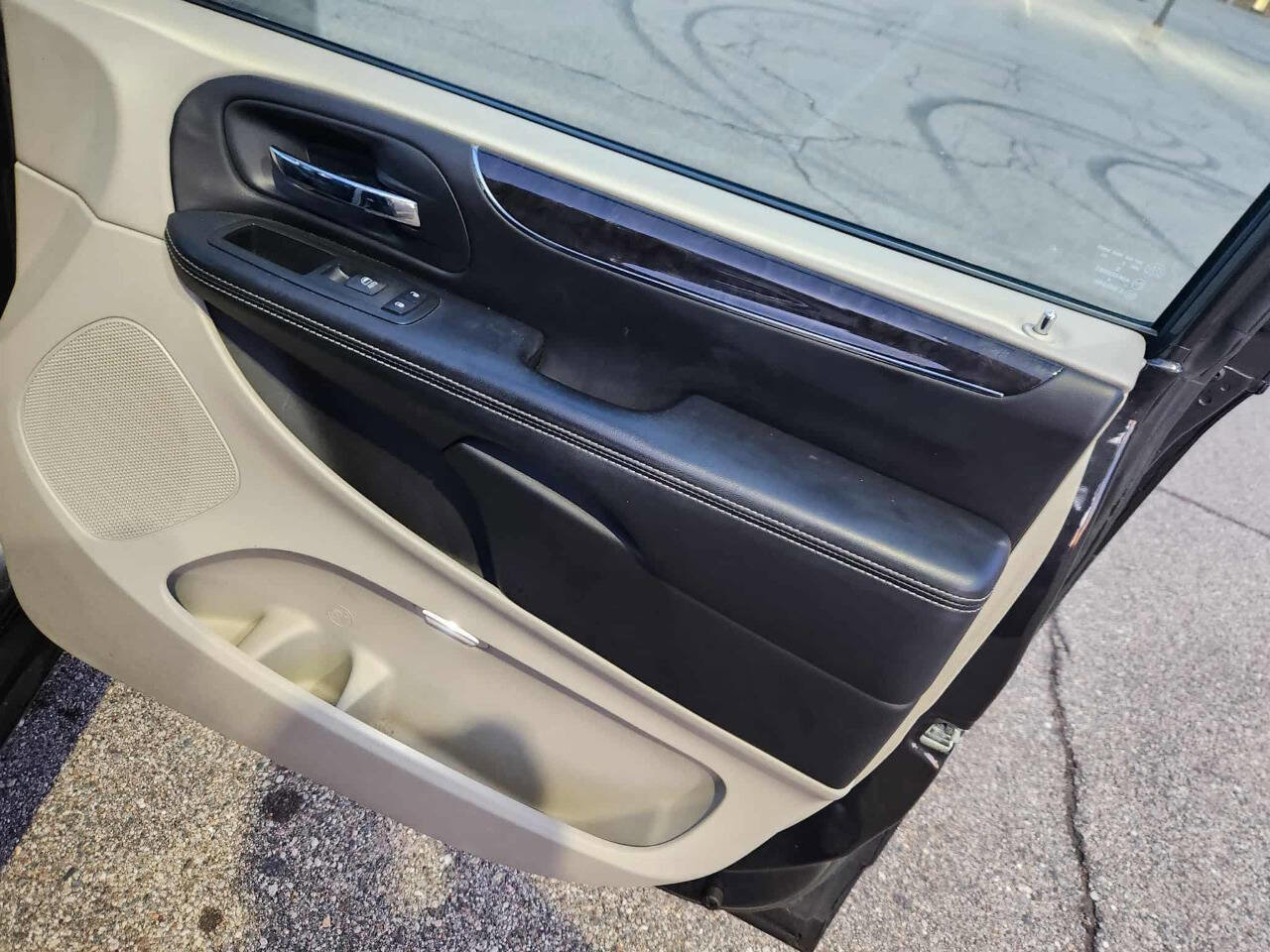 Used 2012 Chrysler Town & Country Touring w/ Entertainment Group #1 image 18