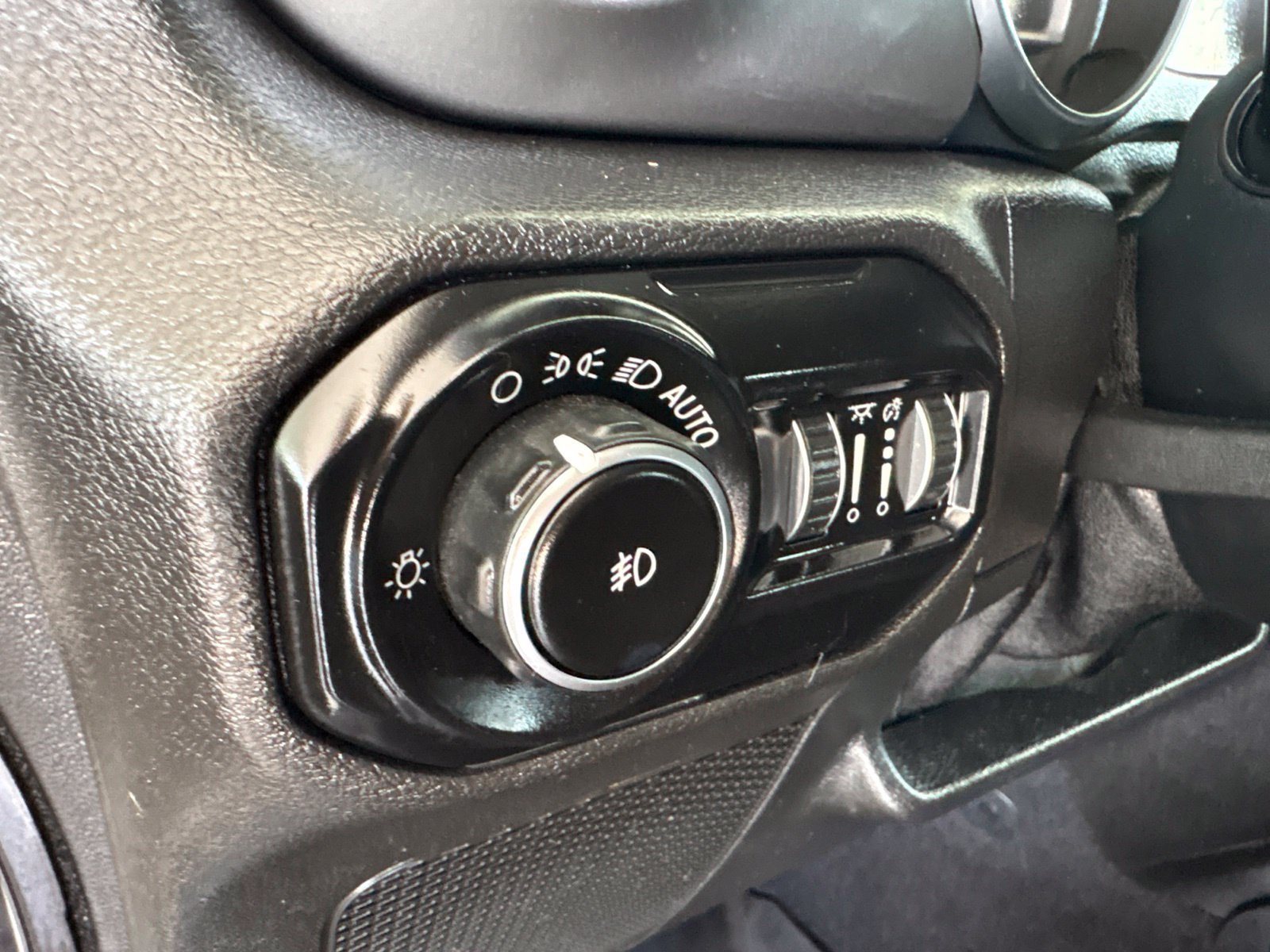 Used 2020 Jeep Wrangler Unlimited Sahara w/ Cold Weather Group AWD/4WD image 12