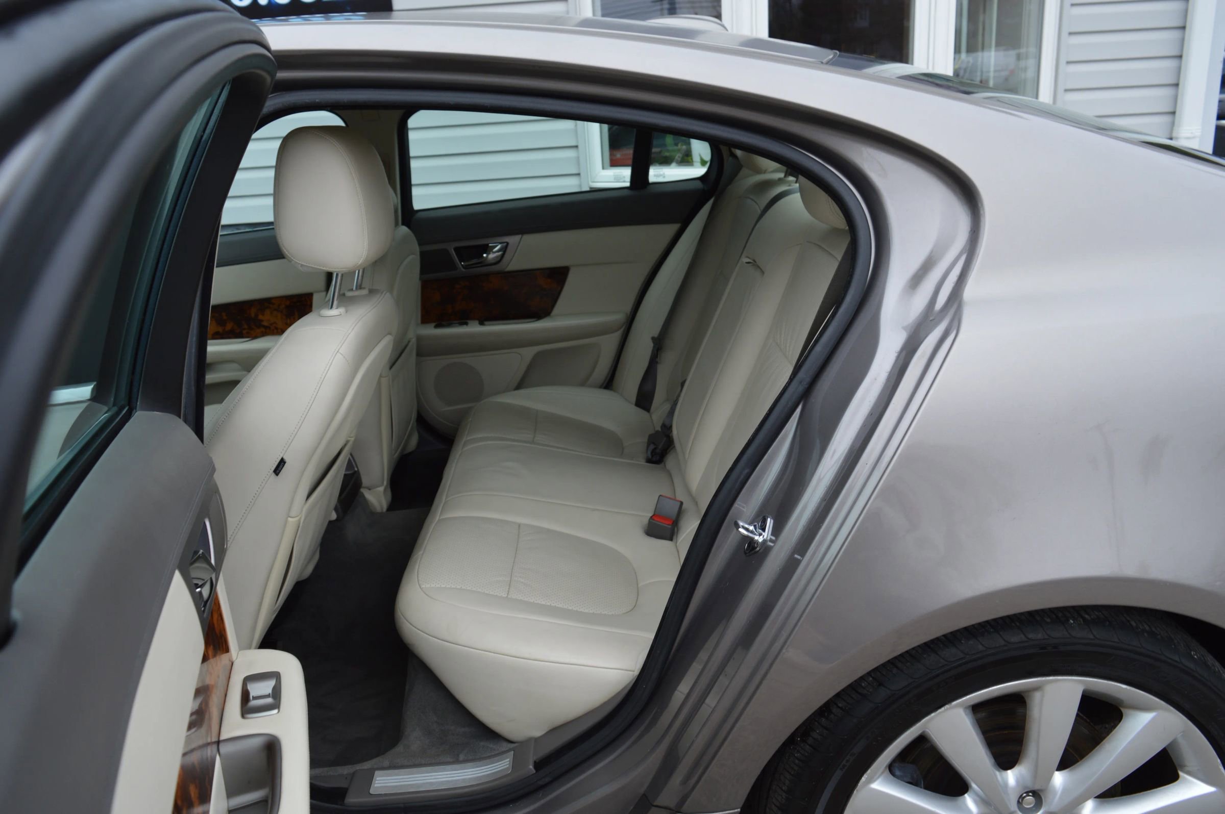 Used 2010 Jaguar XF Premium image 14