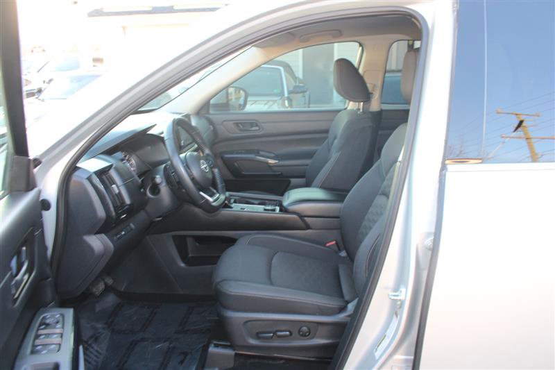 Used 2024 Nissan Pathfinder SV image 9