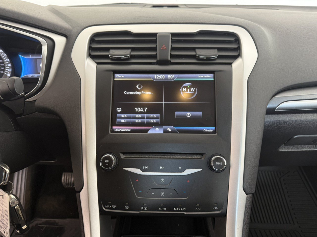 Used 2014 Ford Fusion SE FWD image 18