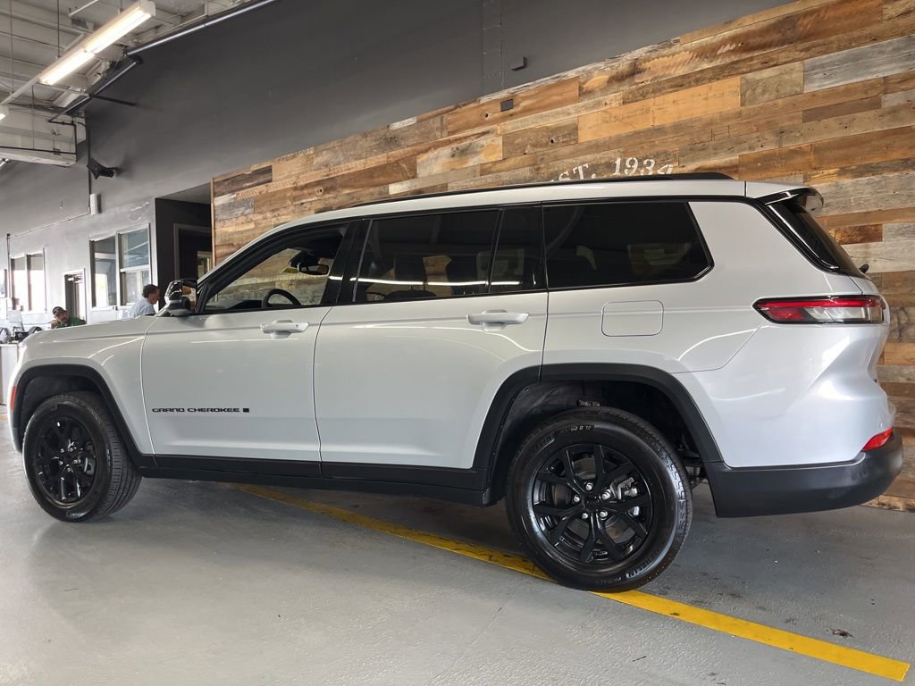 Used 2024 Jeep Grand Cherokee L Laredo AWD/4WD image 17