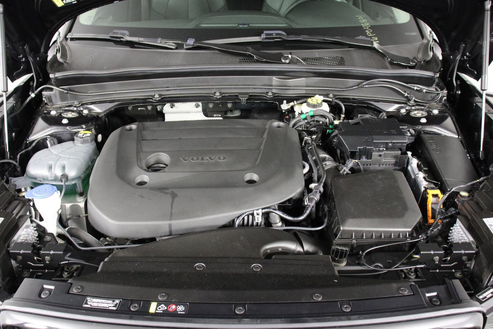 Certified 2025 Volvo XC40 B5 Plus AWD/4WD image 24