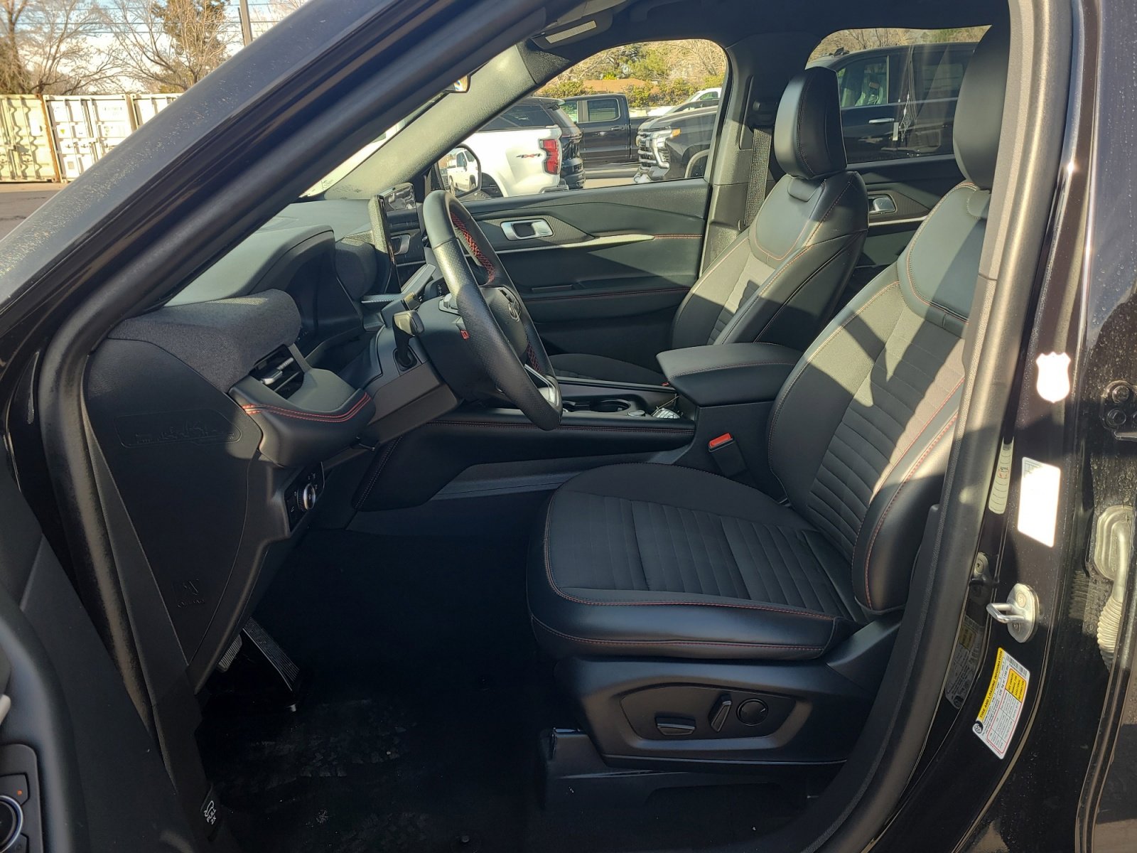 Used 2025 Ford Explorer ST-Line w/ ST-Line Street Pack image 12