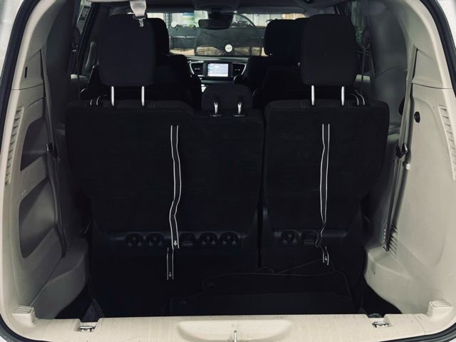 Used 2023 Chrysler Voyager LX image 10