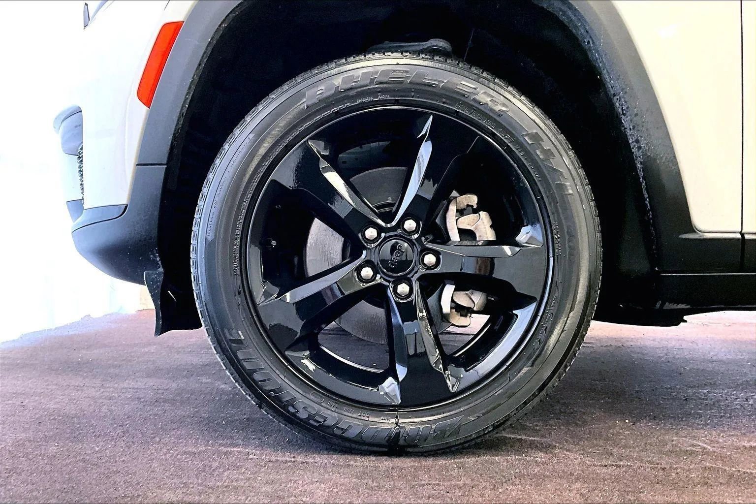 Used 2023 Jeep Grand Cherokee L Laredo image 8