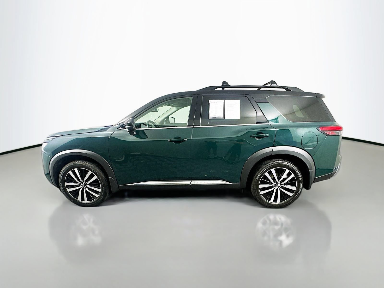 Used 2023 Nissan Pathfinder Platinum w/ Cargo Package AWD/4WD image 4