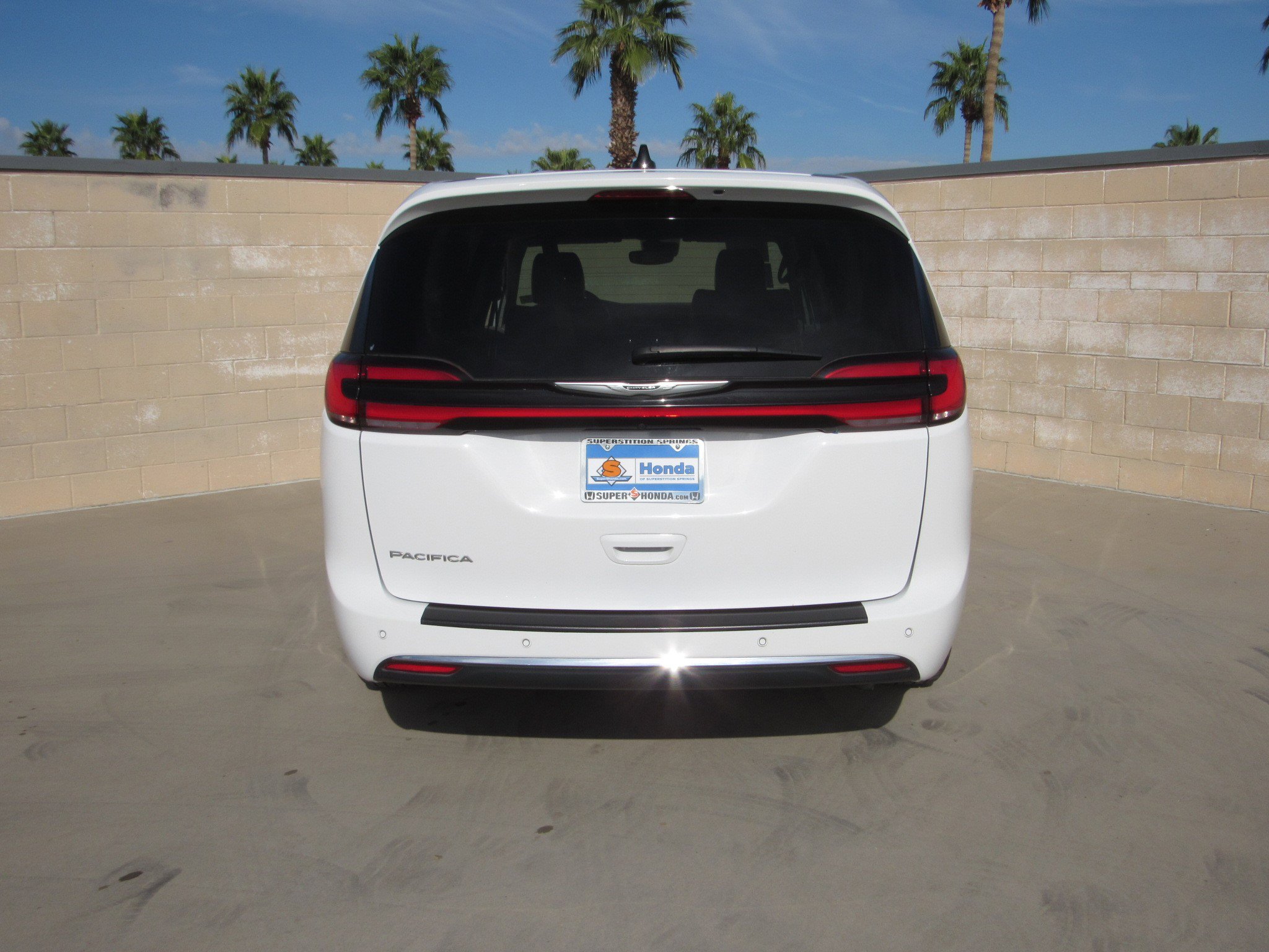 Used 2024 Chrysler Pacifica Touring-L image 7