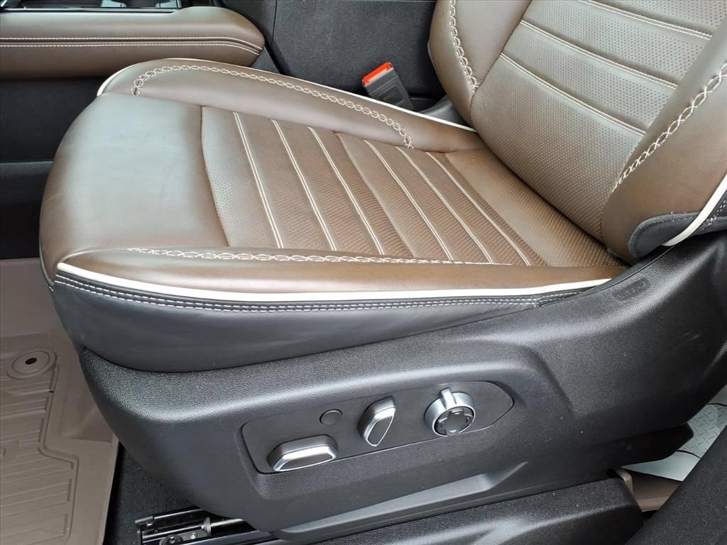 Used 2025 GMC Yukon Denali Ultimate w/ LPO, Floor Liner Package AWD/4WD image 4