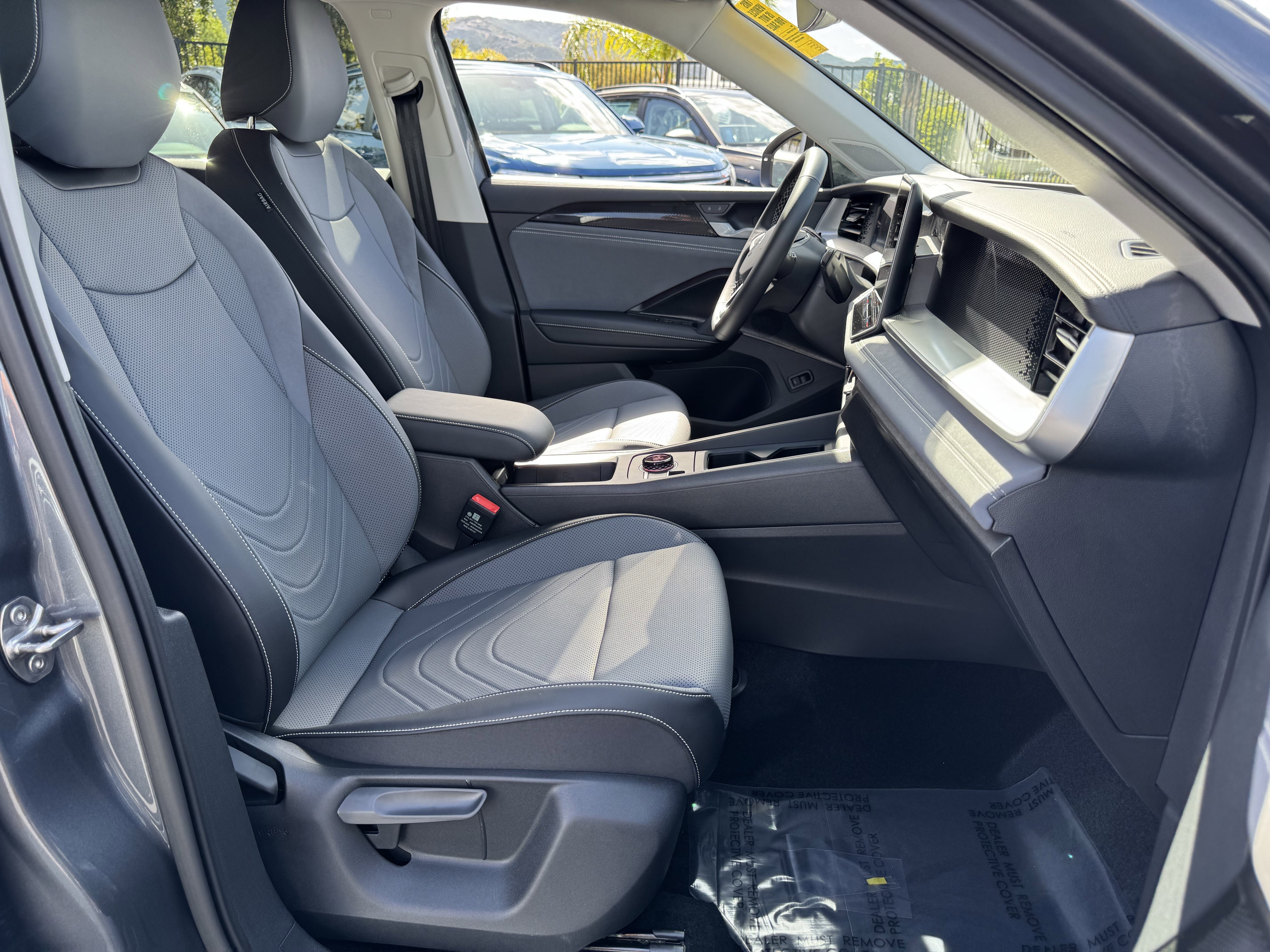 Used 2025 Volkswagen Tiguan SE FWD image 34