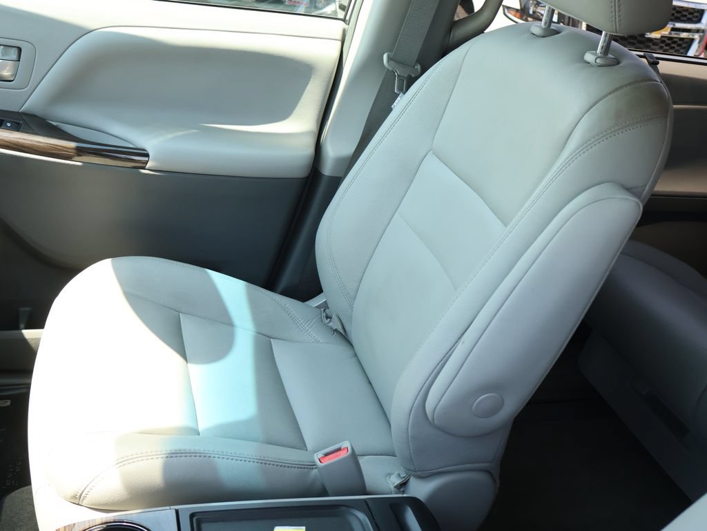 Used 2017 Toyota Sienna XLE FWD image 23