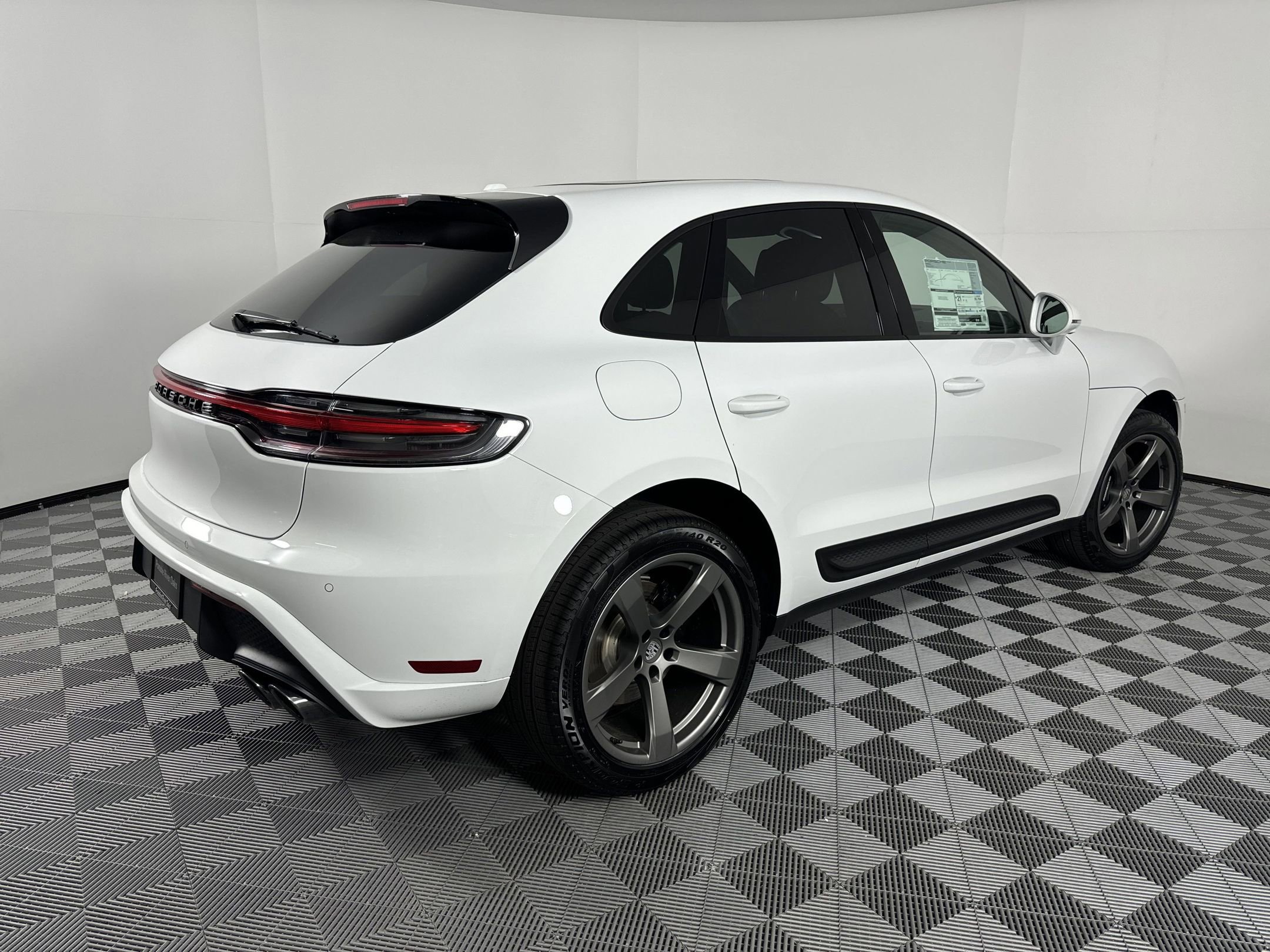 Used 2025 Porsche Macan image 9
