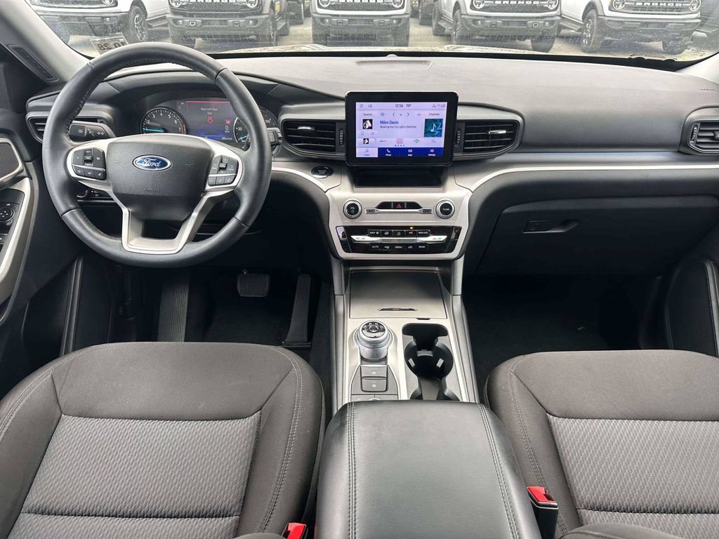 Used 2023 Ford Explorer XLT AWD/4WD image 13