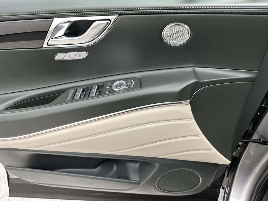 Certified 2025 Genesis GV80 2.5T Standard AWD/4WD image 13