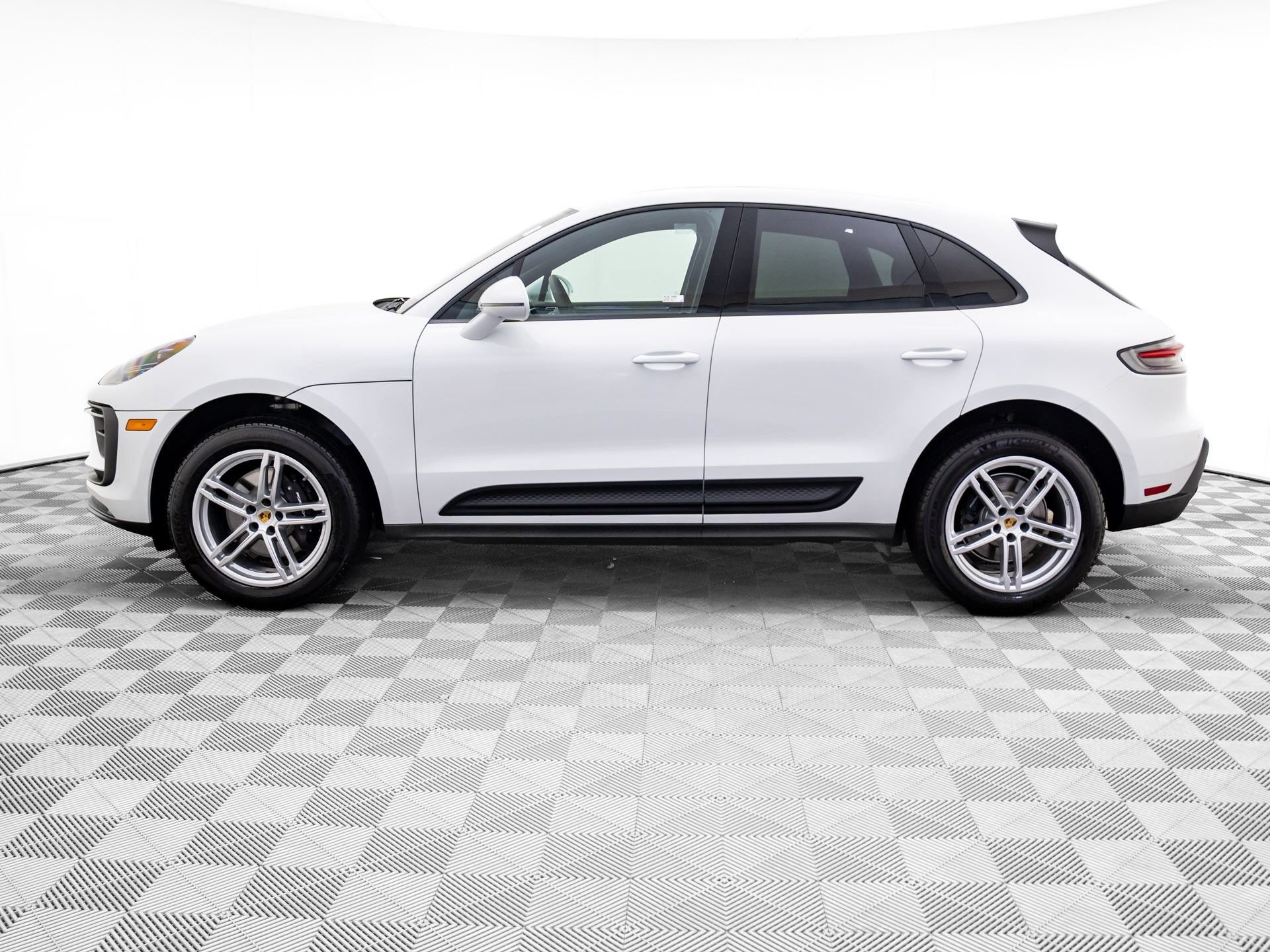 Certified 2026 Porsche Macan AWD/4WD image 2