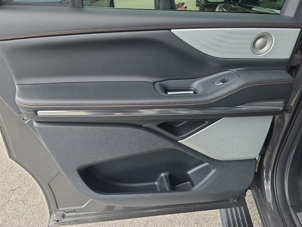 New 2025 Lincoln Navigator L Black Label image 9