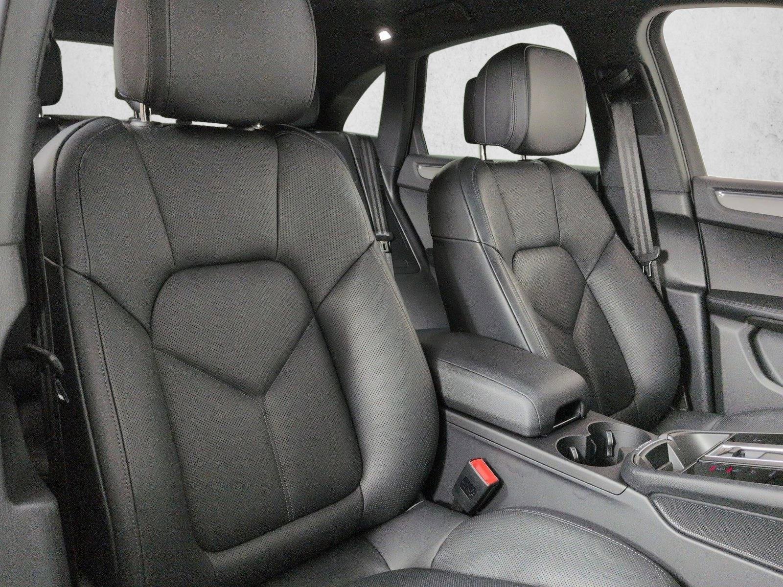 Certified 2025 Porsche Macan AWD/4WD image 26
