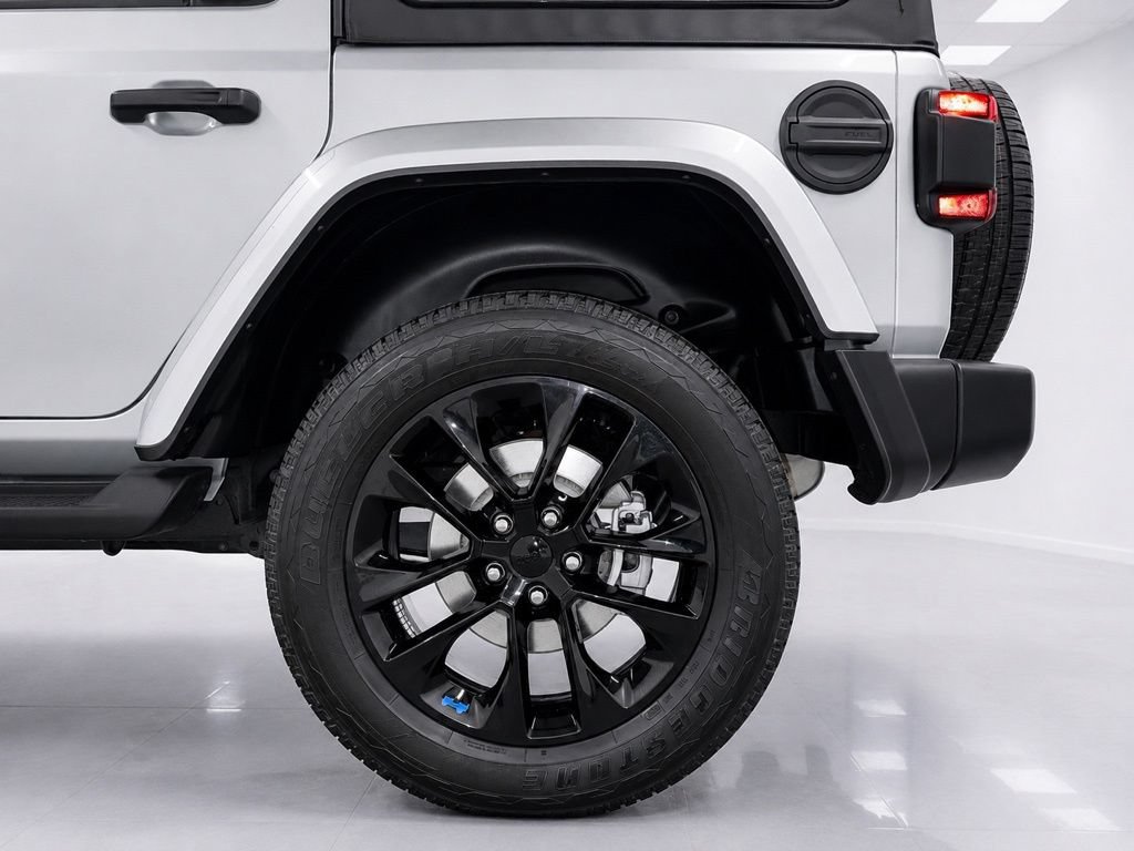 Used 2023 Jeep Wrangler Unlimited Sahara w/ Cold Weather Group AWD/4WD image 10