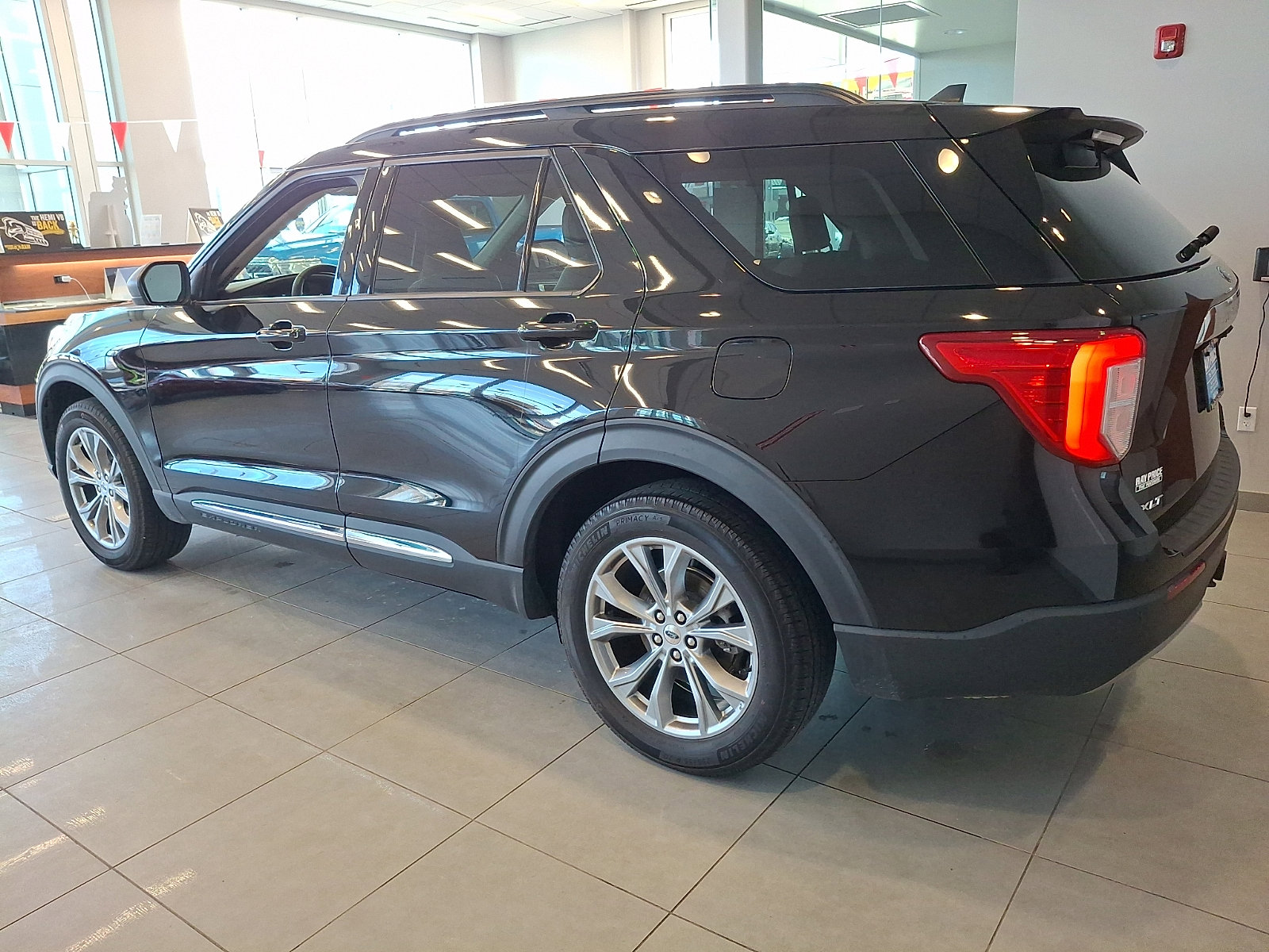 Certified 2022 Ford Explorer XLT w/ Equipment Group 202A AWD/4WD image 4