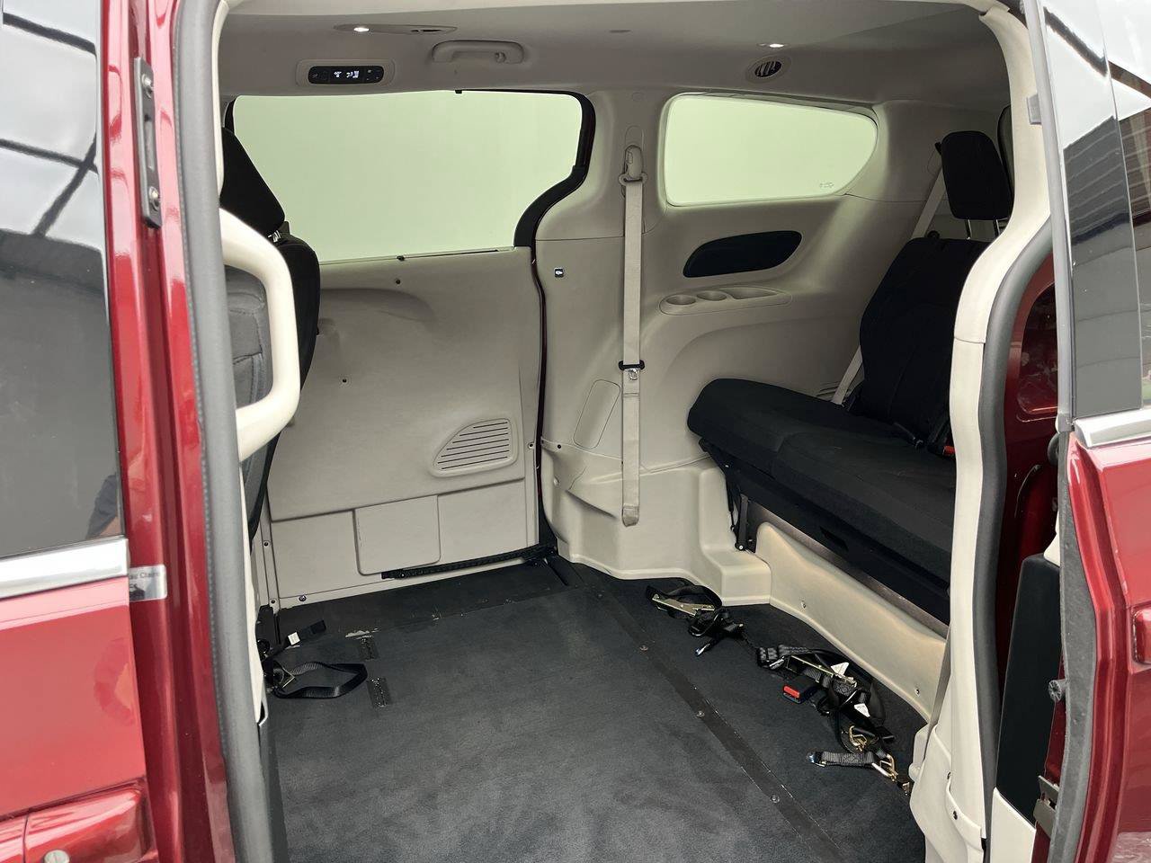 Used 2018 Chrysler Pacifica Touring Plus FWD image 10