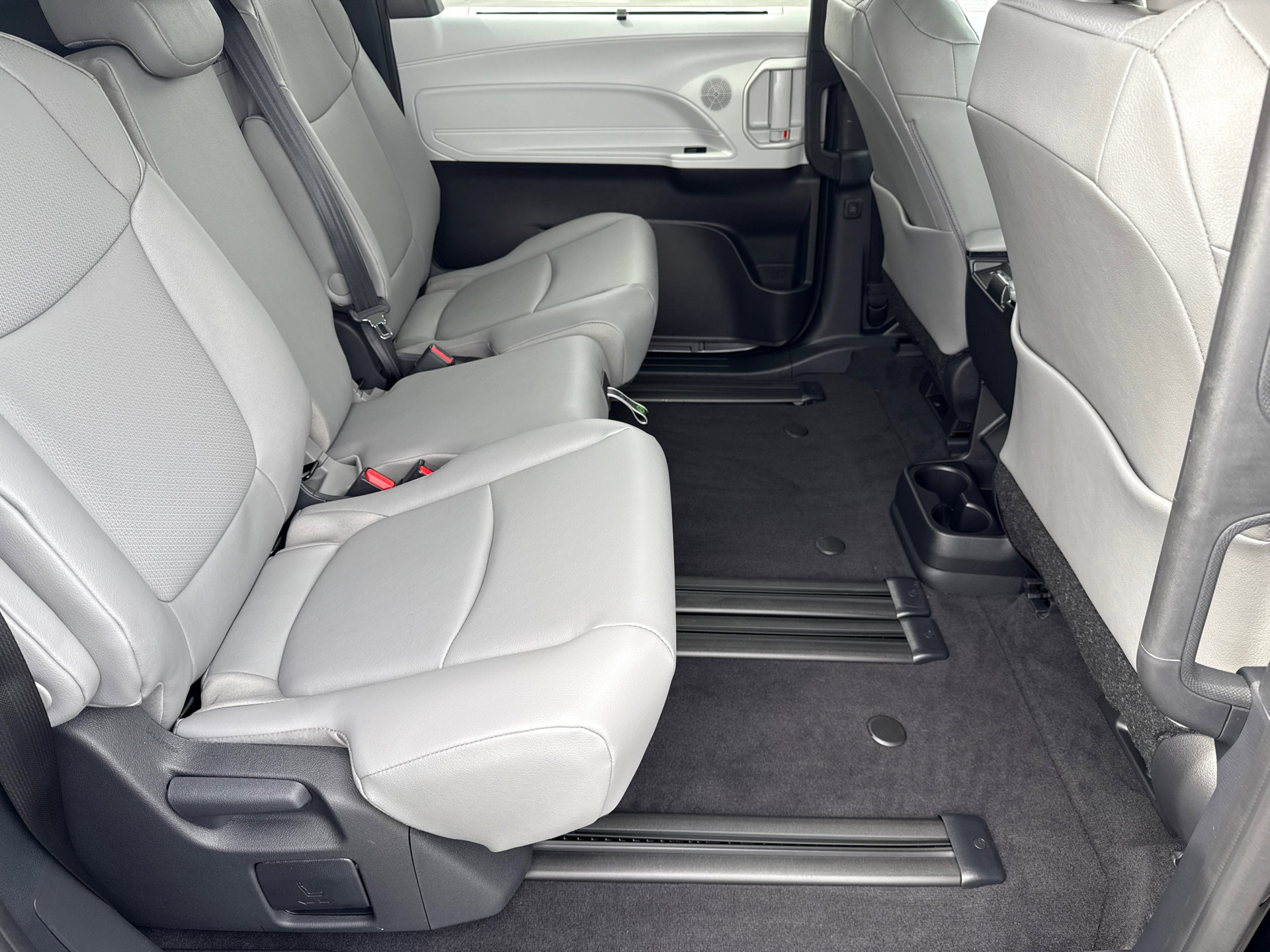 Used 2026 Toyota Sienna XLE FWD image 17
