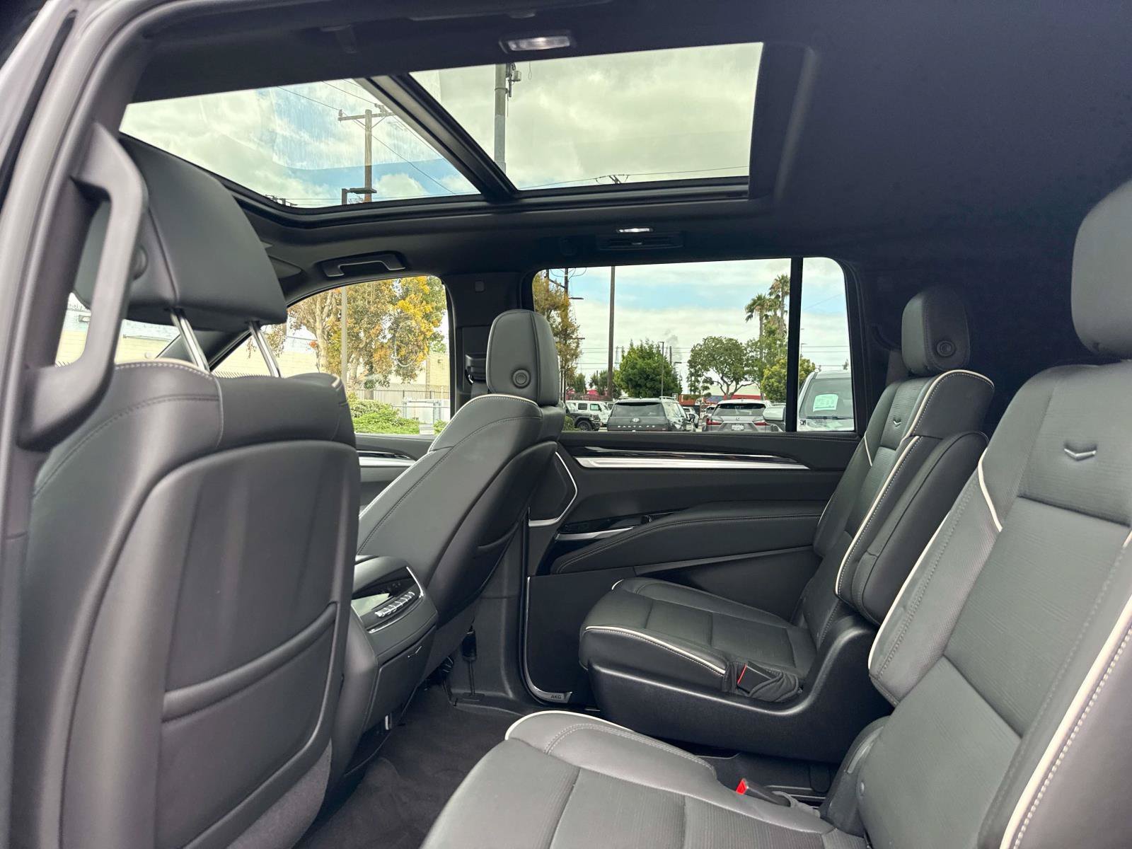 Used 2025 Cadillac Escalade ESV Sport AWD/4WD image 13