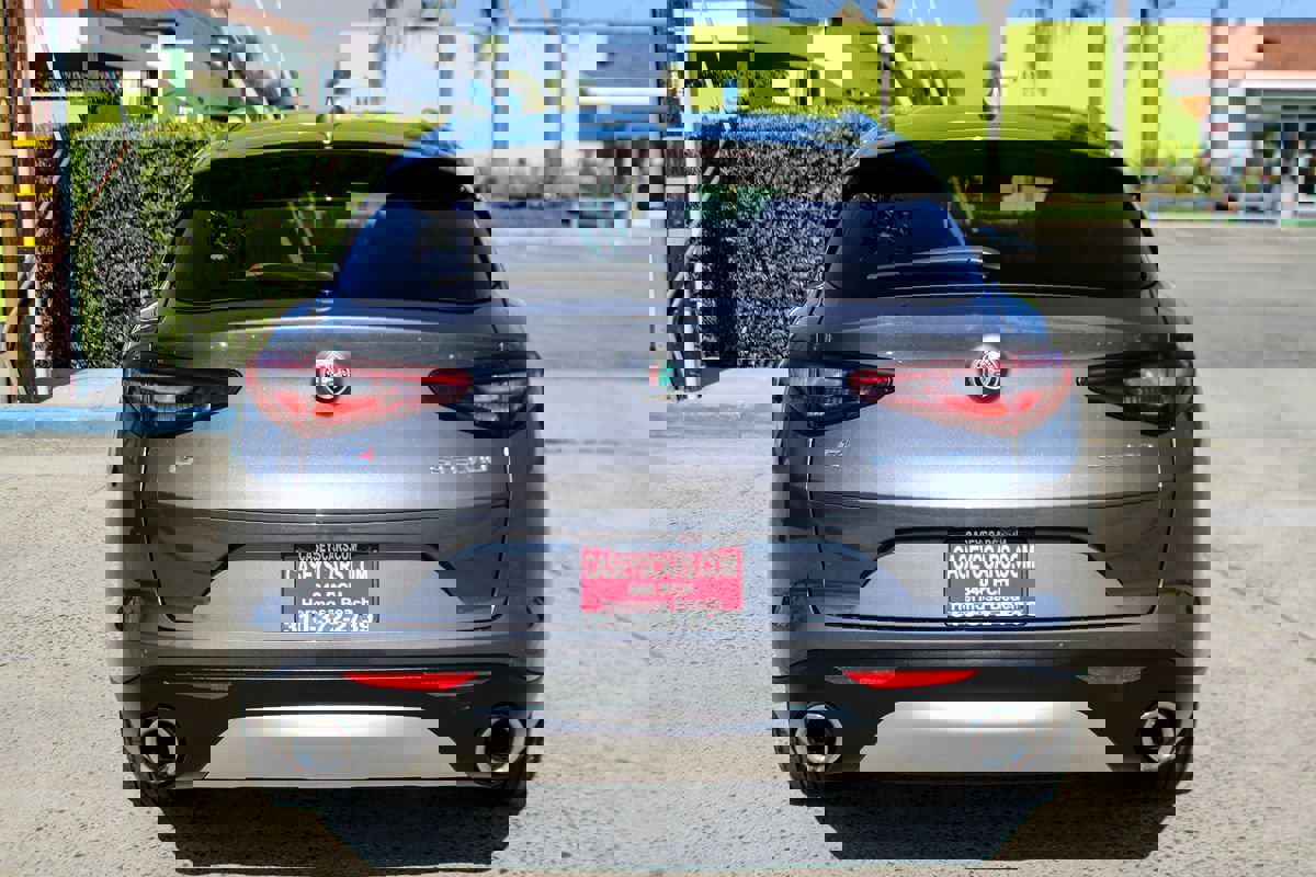 Used 2018 Alfa Romeo Stelvio AWD image 4